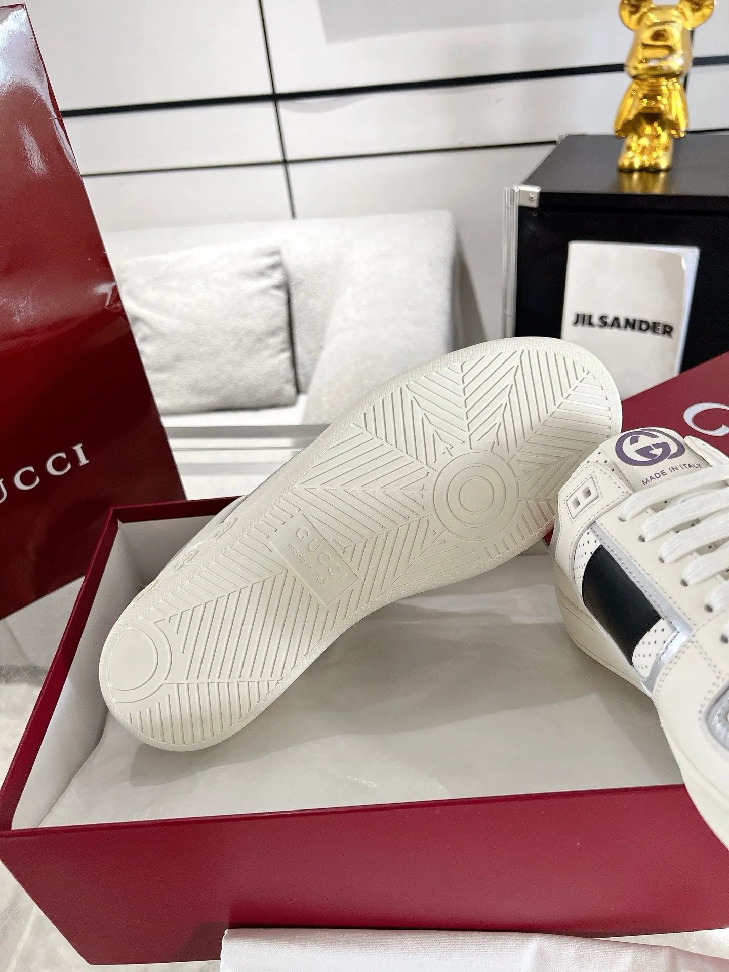 👟👟Ex-factory price 700👟👟 The latest casual sneakers for couples in white shoes❗️❗️ Original purchase, development and production. The sneakers are inspired by the classic sneakers of the 1970s, and the name is taken from the defensive movements in sports. This accessory is crafted from white leather, with an interlocking Double G stripe webbing embellished on the side, and the Gucci retro logo embellished on the shoe body. Original imported first-layer cowhide. Original custom-made soft sheepskin lining. Original open-molded TPU outsole. Bottom thickness: 2.5CM. Size: 35-44 (45 is custom-made and cannot be returned or exchanged)